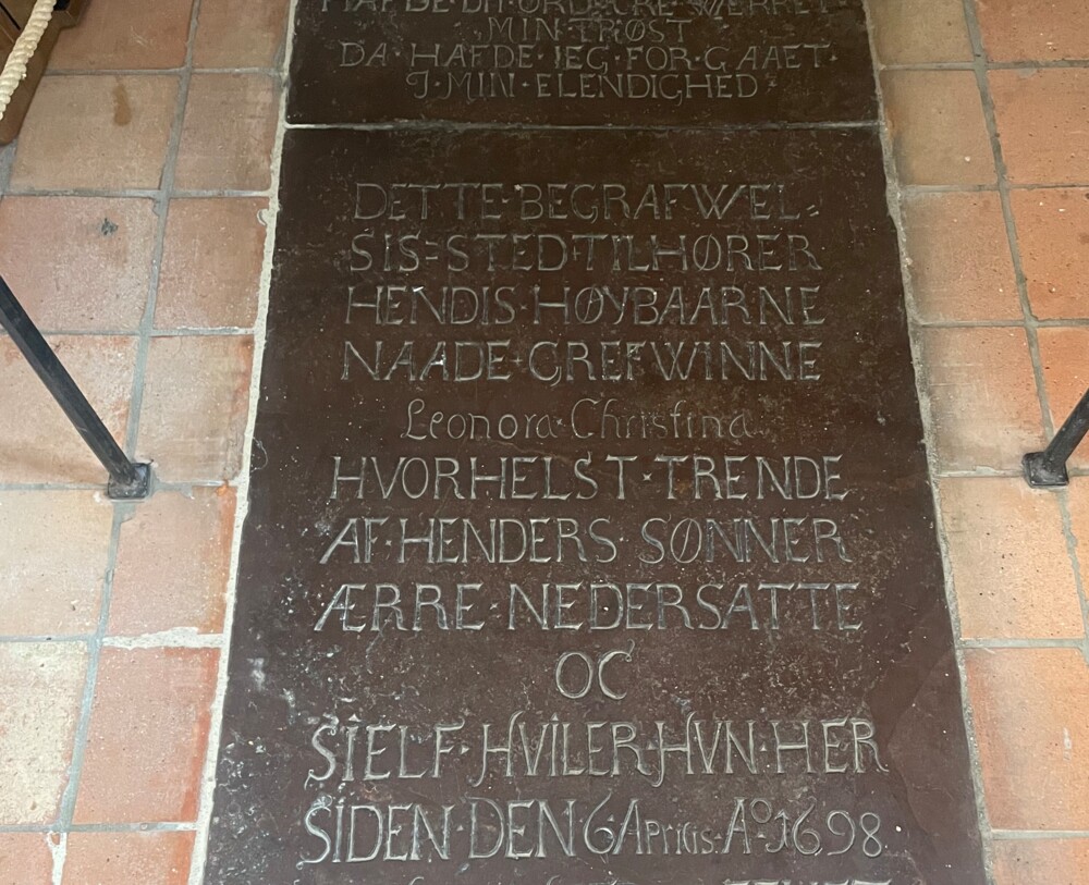 Gravstenen oven over Leonora Christinas kiste i Maribo Domkirke