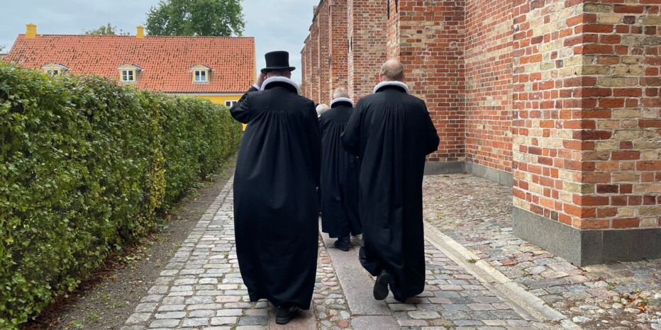 Præster i procession